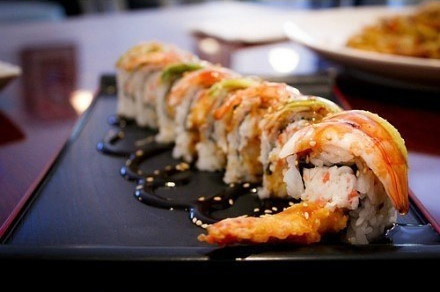 如今，有越来越多的寿司店开业，每个寿司店都可谓坐满了顾客。寿司，这种日本的代表食物，渐渐地走进了中国人吃饭的选择之中去。寿司的魅力，你也已经领略到了吗?