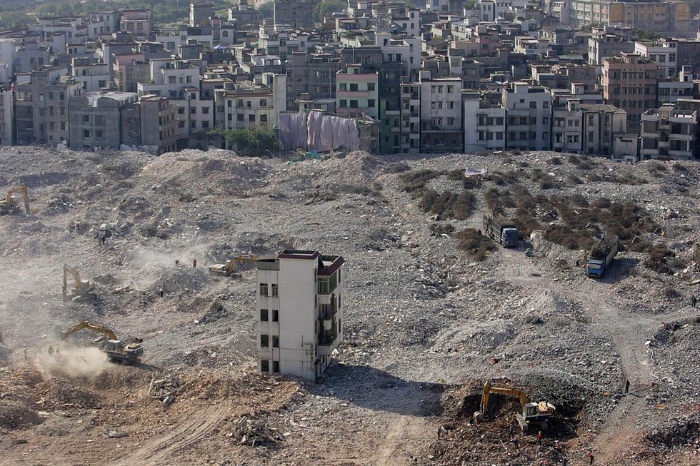 2007年11月28日，猎德村拆迁区，一片废墟，“钉子户”楼房依然耸立。猎德村位于广州珠江新城中心地带，是广州城中村改造第一村。