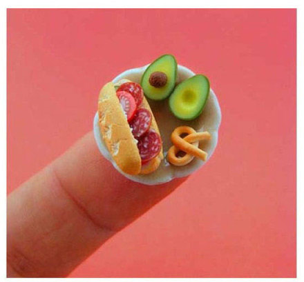 这是全球最袖珍的食物模型，你看它就大概只有手指头那么大，却是如此的精致。特拉维夫艺术家Shay Aaron以1：12的比例创作的超迷你食物模型，一起来看看吧!
