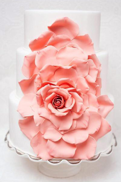 面对粉色系的婚礼蛋糕，你心动吗?婚礼，一生人只有一次，因此作为婚礼最重要的食物自然要又特色，又漂亮了。那么怎样的婚礼蛋糕才能吸引眼球呢，如果喜欢粉色系，这样的粉色系婚礼蛋糕就最好不过了!