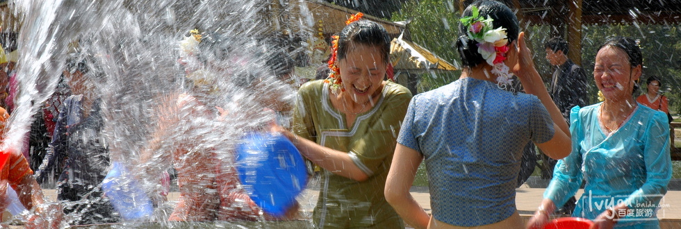 西双版纳，过泼水节 泼水节是西双版纳傣族的新年，泼水节上，被泼最多的姑娘便是最受欢迎的人。