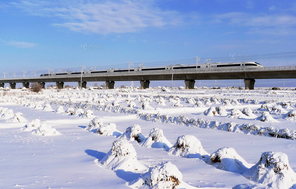 12月3日，辽宁省沈阳至大连段迎来入冬首场暴风雪，其中沈阳、灯塔、辽阳达到暴雪量级。在如此恶劣天气里，正在哈大高铁运行的CRH380B高寒动车组以200公里时速正常在哈大线上飞驰，完美通过了哈大高铁开通运营以来沈阳至大连段首场暴风雪考验。