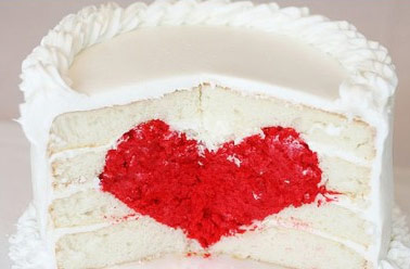 这么漂亮的红心蛋糕，真的让人爱不惜手啊!红心，可以向你的男女朋友表达出你浓浓的爱意。这么一大个漂亮的红心蛋糕，在情人节简直是必备之物。