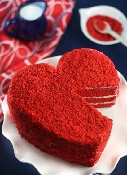 这么漂亮的红心蛋糕，真的让人爱不惜手啊!红心，可以向你的男女朋友表达出你浓浓的爱意。这么一大个漂亮的红心蛋糕，在情人节简直是必备之物。