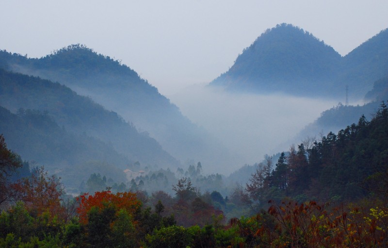 12月正是云髻山赏枫最佳时候，每年云髻山都会举办枫叶节。云髻山上，泡着温泉看漫山枫叶。红了枝头，暖了天际，醉了黄昏.烟雾萦绕的山头，近处火红的枫叶，远处的高山，如斯意境，心神向往啊！