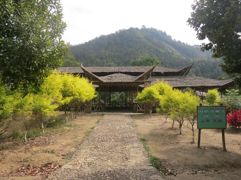 12月正是云髻山赏枫最佳时候，每年云髻山都会举办枫叶节。云髻山上，泡着温泉看漫山枫叶。红了枝头，暖了天际，醉了黄昏.烟雾萦绕的山头，近处火红的枫叶，远处的高山，如斯意境，心神向往啊！