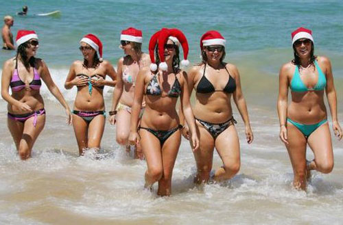 澳大利亚的邦迪海滩 每年12月25日,海滩都会变成一个大的圣诞派对。沙滩上有圣诞树，冲浪者戴着圣诞帽和套装,播放着音乐庆祝。你可能会觉得在海滩上庆祝圣诞节有点不可思议，但是也有不可否认的魅力。邦迪海滩是一个很不错的庆祝圣诞的地方。