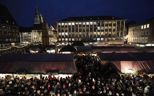 德国纽伦堡 在纽伦堡,圣诞节是圣童市场的同义词，这只意味着一个意思——假日购物。德国的圣诞节超级市场是世界上最受欢迎的度假目的地之一，每年吸引二百万的游客。每年基督降临日，纽伦堡的整个中央广场都人山人海。其丰富的历史可以追溯到中世纪,参观了圣童市场就如人挤人，一不小心就会被踩。