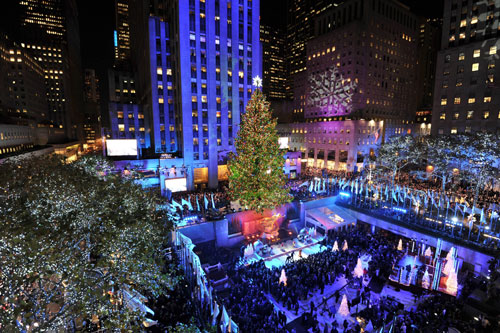 美国纽约 美国著名的标志，如果要说除了纽约市天际线，那就一定是纽约市的圣诞节传统。每年,纽约城都会直播一些世界上最著名的传统假日，包括全国直播的洛克菲勒中心的灯光表演，圣诞树和无线电城圣诞奇观。但谈到圣诞传统，帝国大厦拥有大量更多的妙计。