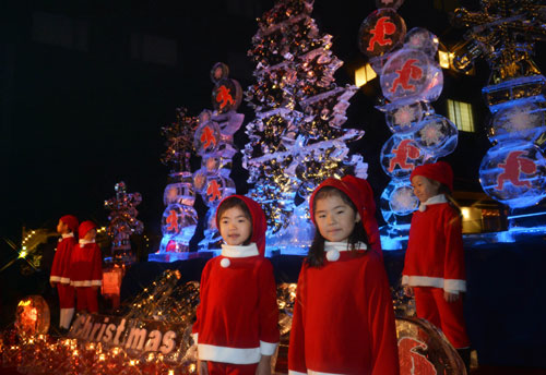 日本东京 如果你想找个地方过次与众不同的圣诞节，那没有比东京更好的地方了。因为基督教徒仅占其人口的百分之一，所以圣诞节并不是一个全国性的节日，雇员是不放假的。尽管如此,圣诞节在日本还是作为商业节日庆祝的。每年在东京，圣诞节树木都会亮起。就像他们的西方邻居，也会引发一股购物热。
