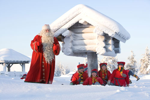 芬兰的拉普兰 到拉普兰的游客都会想买到至少包含一个圣诞主题公园的票，比如:圣诞老人村和圣诞公园。这些公园主题突出，配有精灵的服装和驯鹿雪橇游乐设施。但是真正吸引游客的是圣诞老人自己。如果有家庭想私下约见圣诞老人的，可以预订房间。