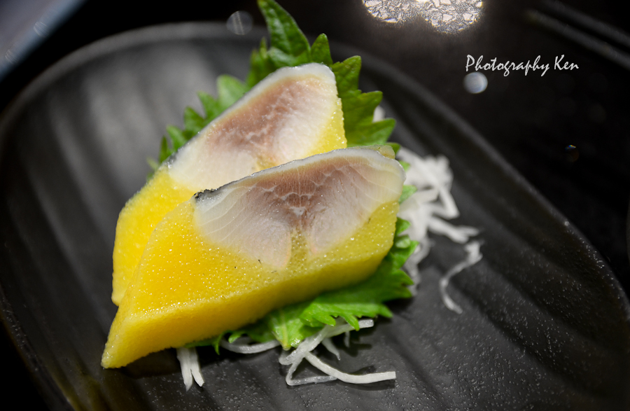 日本美食的特点是什么，寿司的特点是什么，鲜艳、唯美，还有一个就是生猛，这也让日本成了一些野生珍稀动物的敌人，不要太过放纵，偶尔去品尝一次还是不错的体验。