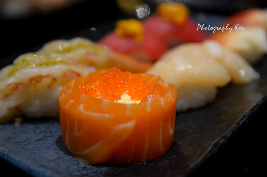 日本美食的特点是什么，寿司的特点是什么，鲜艳、唯美，还有一个就是生猛，这也让日本成了一些野生珍稀动物的敌人，不要太过放纵，偶尔去品尝一次还是不错的体验。