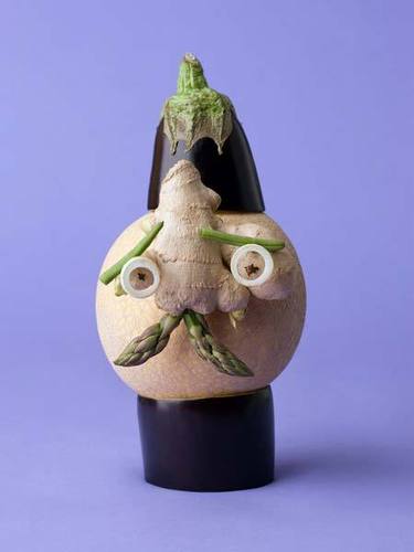 是蔬菜还是动物，看看这些不安分的蔬菜吧，它们经过创意巧思的雕刻呈现出活灵活现的生动表情，这是一场蔬菜与动物间的疯狂互动。