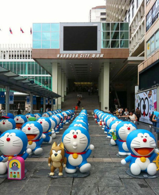 近日，上百只多啦A梦来到香港参加展览，各种造型的多啦A梦乐坏了粉丝们，这个时候留影要紧。