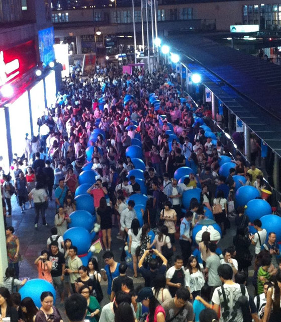 近日，上百只多啦A梦来到香港参加展览，各种造型的多啦A梦乐坏了粉丝们，这个时候留影要紧。