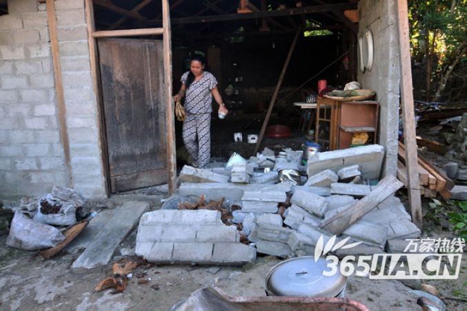 印度尼西亚官员19日证实，印尼中苏拉威西省18日发生的地震已造成至少4人死亡、34人受伤，其中9人伤势严重。