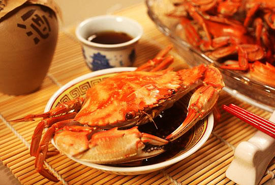 赏着菊，吃着肉甜鲜美的大闸蟹，自是一番特别的滋味。