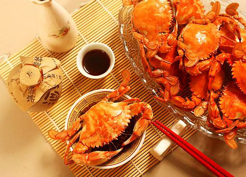 赏着菊，吃着肉甜鲜美的大闸蟹，自是一番特别的滋味。