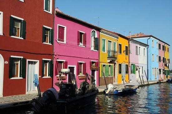 彩色岛离威尼斯只有很短的一段船路，以彩色的建筑而闻名。据说，这里的建筑物刷成彩色的是为了让渔人在大海远处可以看到自己的家。虽然彩色岛很小，但值得花一天的时间好好游览游览，尤其是6月份即将完工的彩色博物馆。