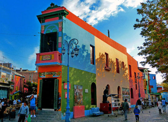 布宜诺斯艾利斯的博卡区以彩色建筑而闻名，尤其是沿卡米尼托大街。据说这个传统来自于早期的居民向附近的船厂借颜料的故事，但是现在这样的色彩斑斓和这个小镇的艺术氛围非常匹配。如果你来这里，幸运的话可以看到博卡青年队的足球比赛。不要忘了尝尝这里的意大利食物，是当地的特色。