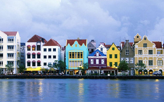 虽然海港沿岸的建筑是欧洲巴洛克风格，但这些彩色的建筑却是独特的加勒比海风格：芒果黄、石榴红、鳄梨色和木瓜色等。岛上温暖的气候、信风和飓风带之外的位置使之成为一个完美的享受海滨生活的地方。