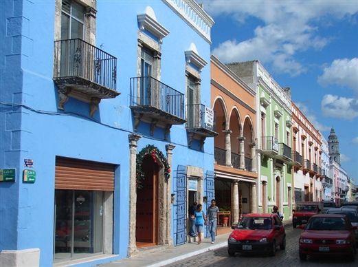 和墨西哥的很多殖民小镇一样，坎佩切也是西班牙在原来的玛雅遗址上建立起来的。这里有很多巴洛克风格的建筑，1999年被联合国教科文组织列入世界遗产之列。现在，棋盘式的街道两旁尽是如彩色蜡笔画一般的房屋，吸引了很多游客。