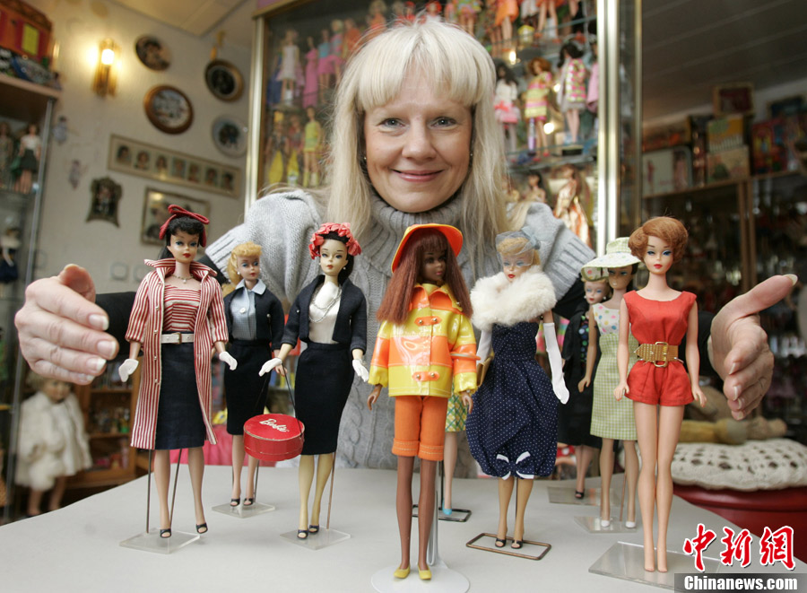 近日，2013版世界吉尼斯纪录出炉，图为德国女子Bettina Dorfmann，她自1993年开始收集芭比娃娃，据悉，她共珍藏了一万五千个不同的芭比，创造吉尼斯世界纪录。