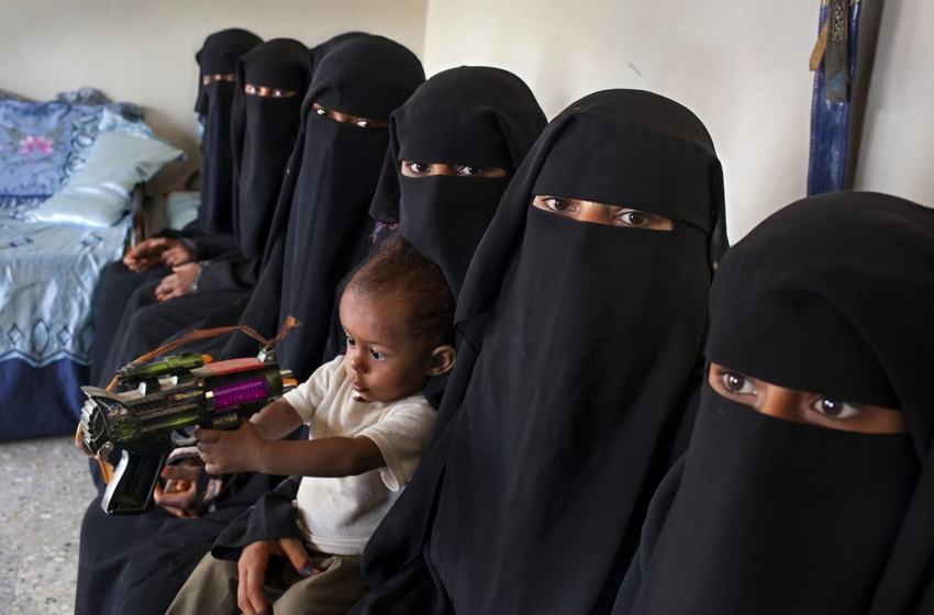 2010年1月29日，也门。年龄在14岁到16岁之间的新娘子聚集在Al-Maras村庄学校的一个教室里。由于没有女教师，所以她们不能进入这所学校接受教育。