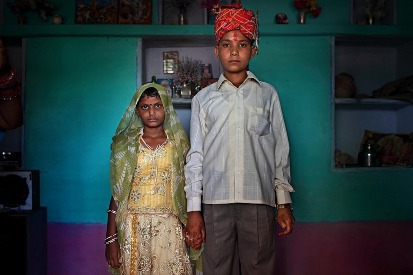 2009年4月26日，印度•德里。13岁的Kishore 和他8岁的妻子Maya。