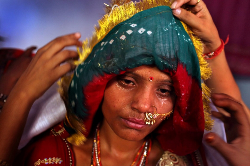 2010年4月26日，印度。在准备去男方家里之前Sarita (15岁)需要将脸盖起来。她和8岁的妹妹也嫁给了一对兄弟。