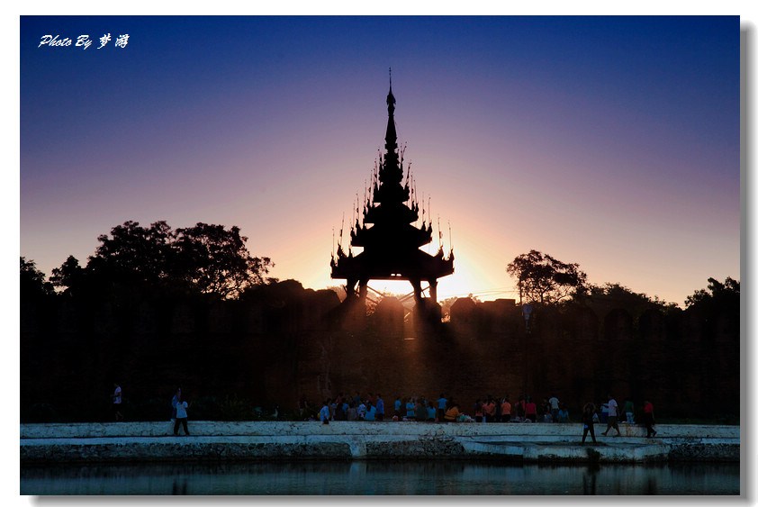 不幸的是，如此宏伟壮观的皇宫在二战中被毁，缅甸政府于1989年进行了重建，现在已经部分恢复了历史的胜景。
