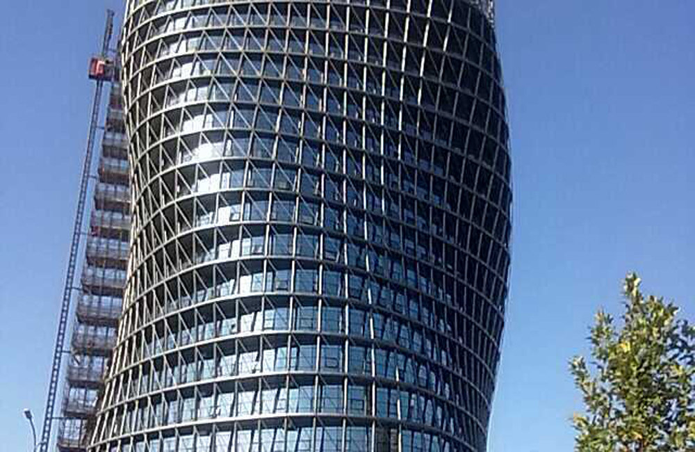 近日，有网友在微博上发布照片称，在京郊发现了一座“(卤煮)大肠塔”。据了解，该大厦位于大兴黄村，名为“兴创大厦”。此前也有人称其为“呼啦圈”。