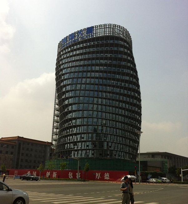 近日，有网友在微博上发布照片称，在京郊发现了一座“(卤煮)大肠塔”。据了解，该大厦位于大兴黄村，名为“兴创大厦”。此前也有人称其为“呼啦圈”。