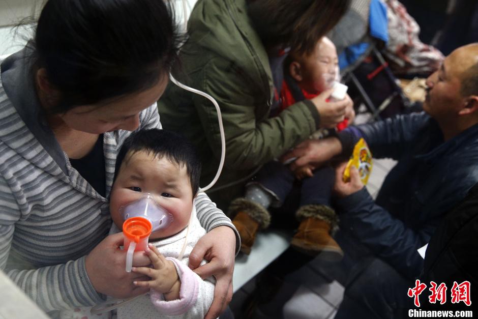 1月14日，一名小患者在北京儿童医院接受针对呼吸道疾病的雾化治疗。北京从1月11日起，连续四天空气达到重污染级别，使得患呼吸道疾病者增多，尤其是老人和孩子。儿童医院护士介绍，今日每天都有超过800个孩子来接受雾化治疗，空气污染最严重的12日更是达到900人。