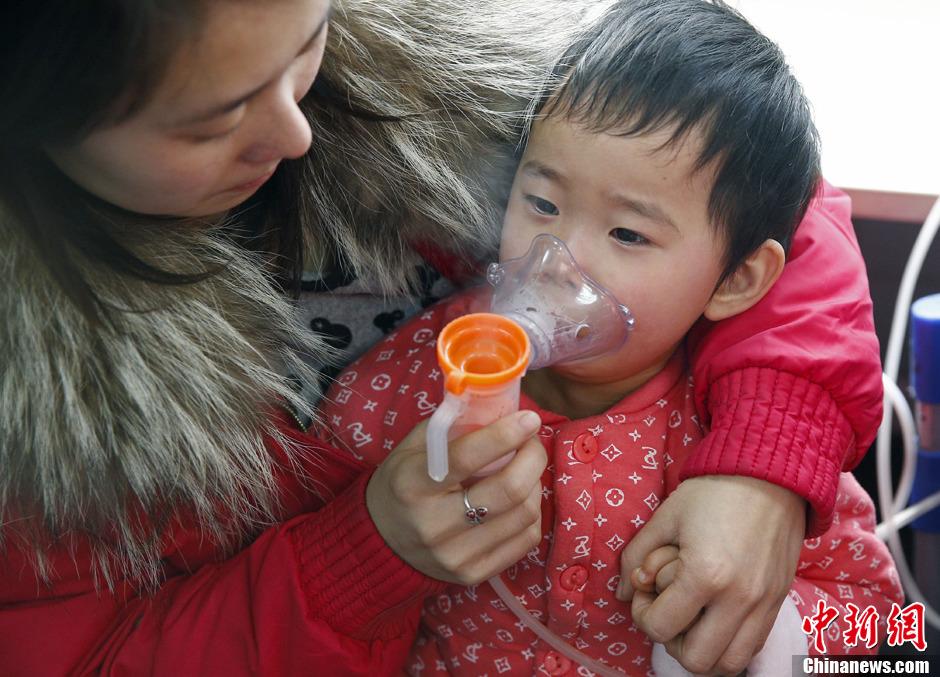 1月14日，一名小患者在北京儿童医院接受针对呼吸道疾病的雾化治疗。