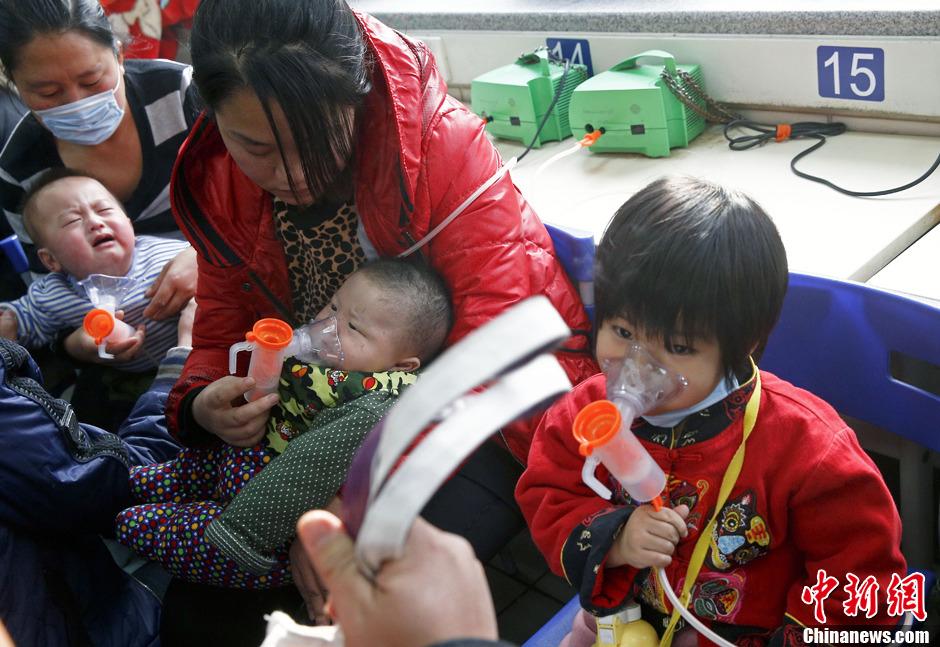 1月14日，三名小患者在北京儿童医院接受针对呼吸道疾病的雾化治疗。