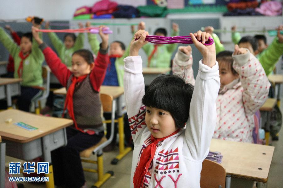 1月14日，上午课间操时间，北京涭水河小学的学生在室内做绳操。1月10日以来，北京市被雾霾天气笼罩。为应对污染天气可能带来的不良后果，北京市教委12日启动应急预案，要求北京市部分区、县学校停止学生户外锻炼活动，体育课安排在室内。要求暂不处于极重污染区域区县教委密切关注市环保局空气质量监测预报，按照空气质量指数级别通知学校减少或停止学生户外锻炼活动。