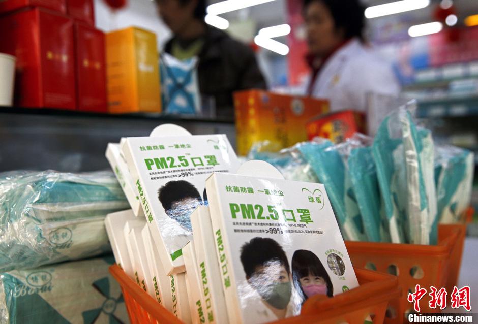 1月14日，北京一家药店在门口处摆放出“PM2.5口罩”和一次性口罩。
