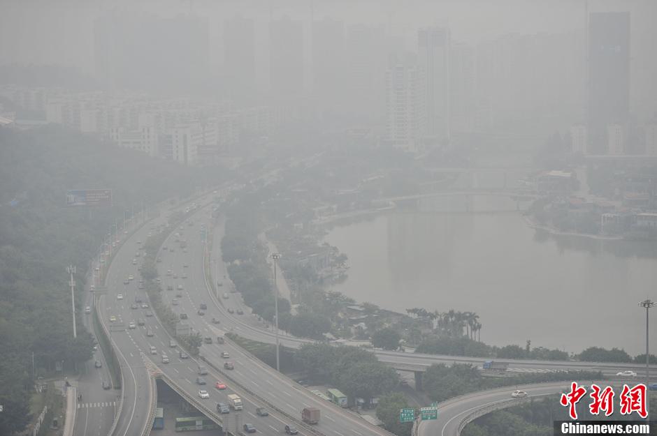 1月14日，有中国绿城之称的广西南宁深陷雾霾当中，空气污染影响市民生活。南宁市环境保护监测站数据显示，从去年12月25日开始启用新标准监测的20天里，仅有10天全城所有片区空气质量达标。图为南宁市区被雾霾笼罩。