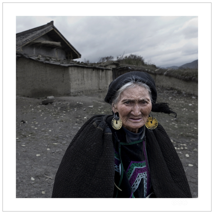凉山彝族自治州，是我国最大的彝族聚居区，位于四川省西南部川滇交界处，幅员面积6万余平方公里，总人口473.04万人，境内有汉、彝、藏、蒙古、纳西等10多个世居民族。全州辖1市16县，其中木里为藏族自治县。首府西昌市位于成昆铁路中段，自古以来就是通往云南和东南亚的“南方丝绸之路”的重镇。这里冬无严寒，夏无酷暑，四季如春。平均气温l7℃可同春城昆明(平均气温14℃)媲美，享有“万紫千红花不谢，冬暖夏凉四时春”之誉。