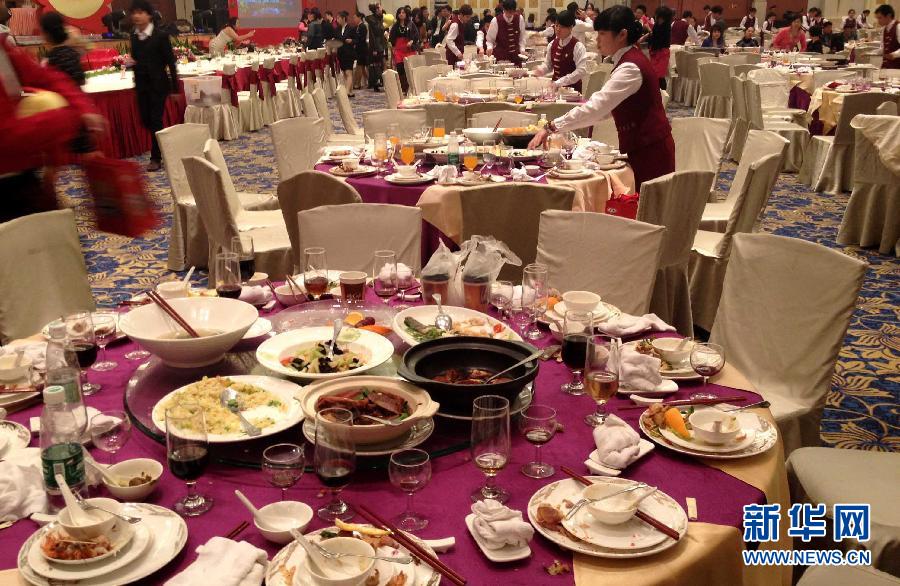 1月20日，一家国企在广州一家五星级酒店的宴会厅举行员工联欢会和表彰大会。这是会后服务员收拾餐桌。据该酒店宴会部的一名经理介绍，当晚这间宴会大厅共摆了70多桌宴席，每桌价位3900多元。餐桌浪费不减，宴请单位成谜……连日来，记者深入部分省市的餐饮市场，发现中央“八项规定”“六项禁令”出台后，公款吃请之风得到遏制，铺张浪费仍普遍存在。在全国上下倡导厉行节约之时，铺张的场面格外“刺眼”。