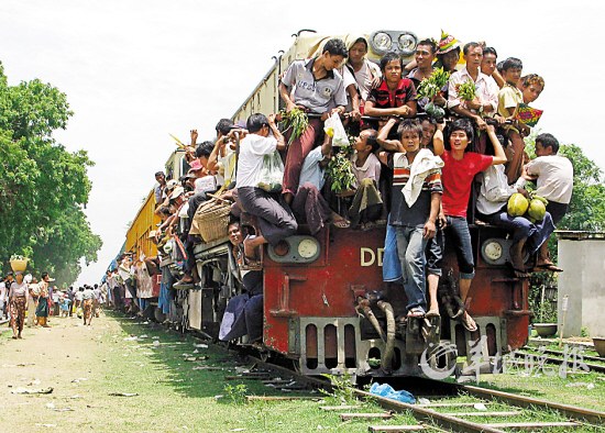 缅甸曼德勒 2010年8月22日，缅甸曼德勒一个名叫Taungbyone的小镇，大批民众扒上火车赶去参加一年一度的节日庆典。