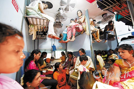 印度金奈 2012年11月11日，印度金奈，参加完排灯节后返乡的民众将火车车厢挤得水泄不通。印度铁路是世界最繁忙的铁路之一，每天运营列车14000多列，其中客车8700余列。