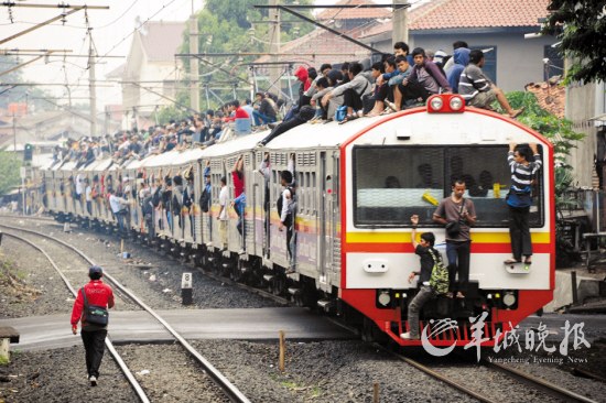 印尼雅加达 2012年1月18日，一列满载乘客在高峰期驶往印度尼西亚雅加达的火车，在重要的穆斯林节日，更会有数以百万计的民众乘坐火车回家。