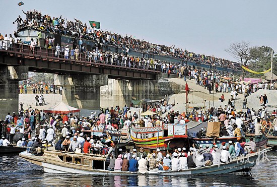 孟加拉达卡 2010年1月24日，孟加拉达卡，穆斯林大会结束后返乡的客流惊人，无论是水路船只还是铁路火车，均严重超载。