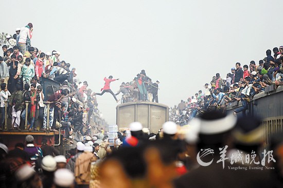 孟加拉栋吉 2013年1月13日，孟加拉国栋吉，参加穆斯林大会的民众令火车车厢和车顶人满为患，乘客还在车顶与车顶之间跳来跳去。