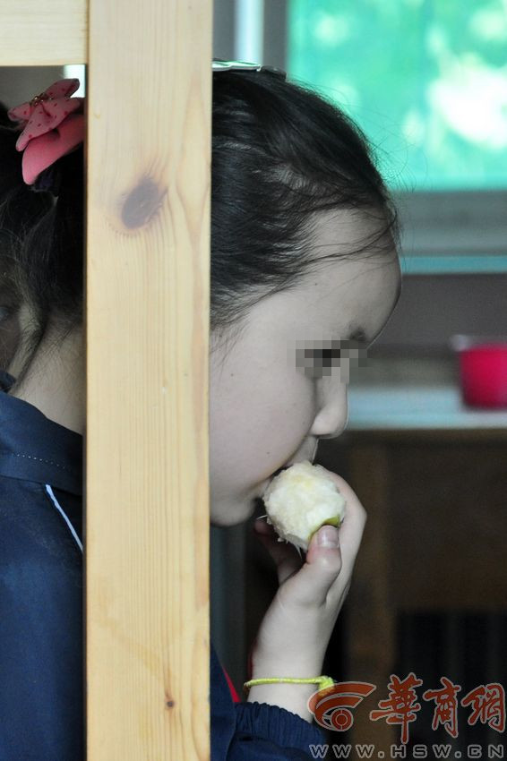 午饭后，学校会为孩子们提供一些水果，小梦露拿着老师给的甜梨回到宿舍啃了个干净。