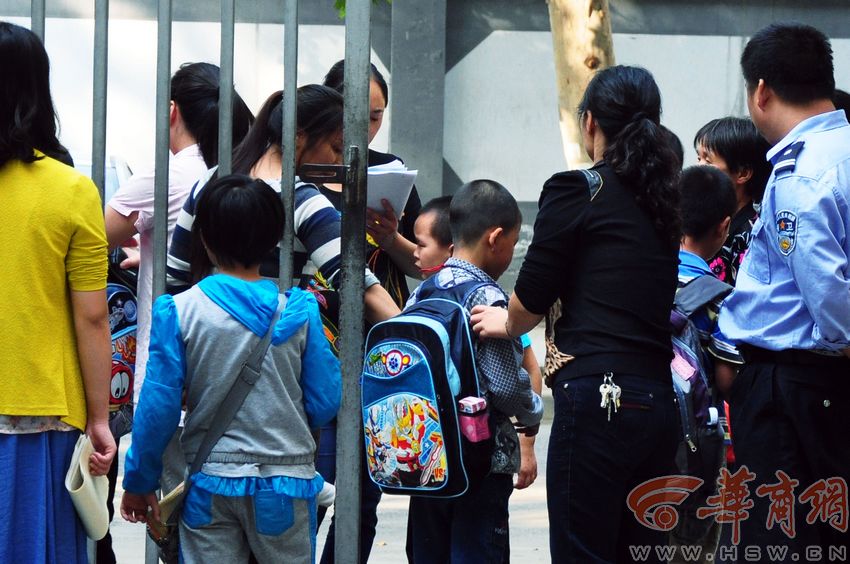 放学后，部分走读学识的家长围在校门口。与正常学校不同的是，孩子离校是被大人领走需要在本上登记记录。