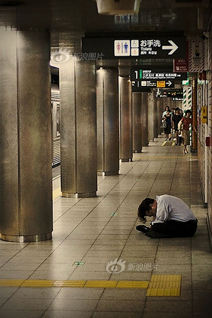 纪录日本东京街头上睡去的人们，也许是不堪疲倦亦或者是喝多醉倒。写实的纪录，让我们看见了在這些忙碌社會里的奔波，那份或多或少的无奈。 不知道从什么时候开始，过劳死跟责任制开始出现在我们眼前。上班时数越来越长，疲劳轰炸越来越久。上班族常常在上车第一件事后就是抢好位倒头就睡。是的，我们都累了，但是生活依旧要过。【摄影师】Adrian Storey，英国摄影师。现居东京。这组作品名为《Let the poets cry themselves to sleep》。